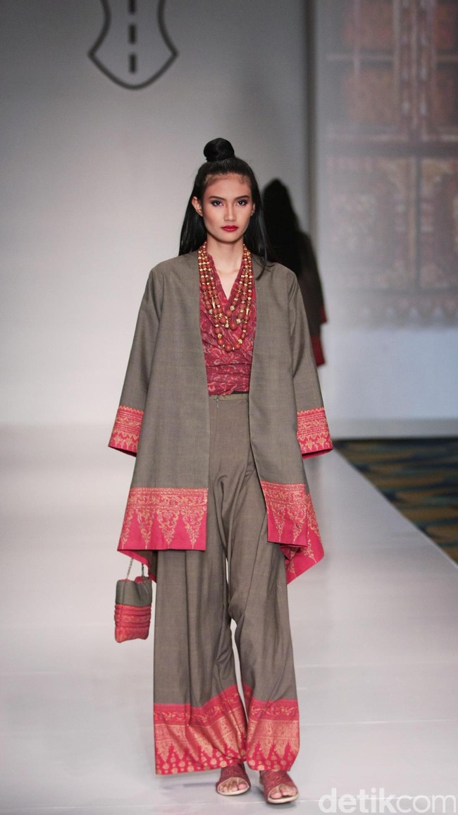 Koleksi Ghea Panggabean yang mengusung tema The Spice & Silk Route from Sumatera to Java di IPMI Trend Show 2017. The Hall Lt.8. Senayan City. Jakarta. [Foto: Mohammad Abduh/Wolipop]