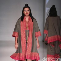 Koleksi Ghea Panggabean yang mengusung tema The Spice & Silk Route from Sumatera to Java di IPMI Trend Show 2017. The Hall Lt.8. Senayan City. Jakarta. [Foto: Mohammad Abduh/Wolipop]