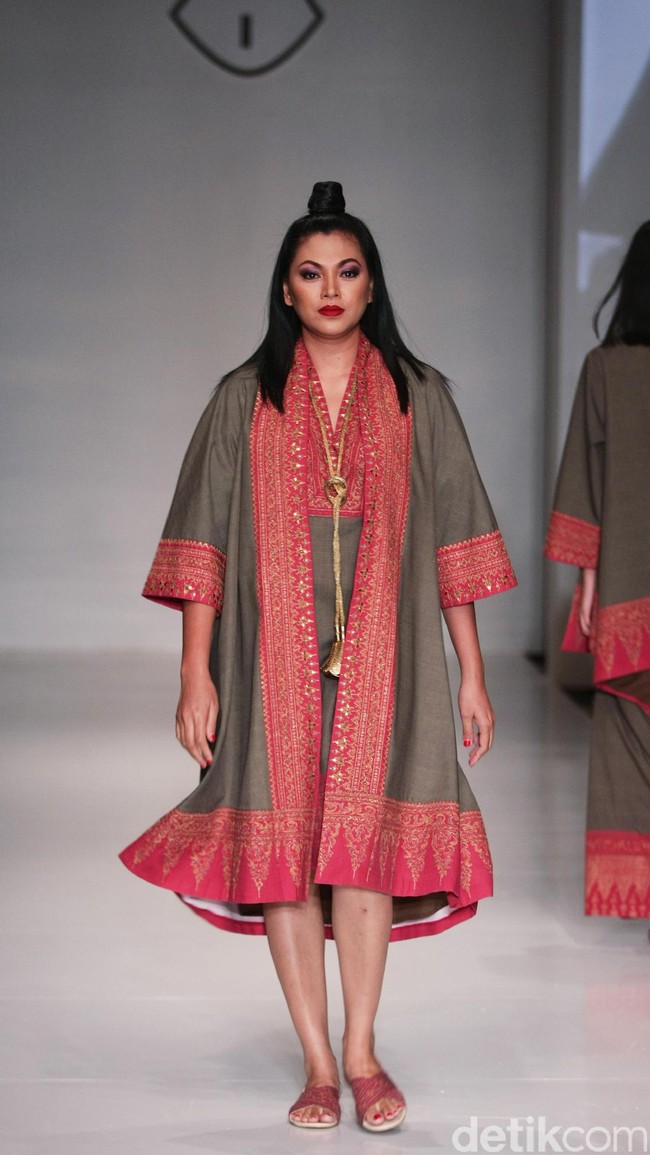Koleksi Ghea Panggabean yang mengusung tema The Spice & Silk Route from Sumatera to Java di IPMI Trend Show 2017. The Hall Lt.8. Senayan City. Jakarta. [Foto: Mohammad Abduh/Wolipop]