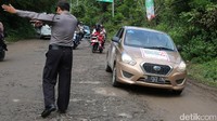 Polisi mengatur lalu lintas saat risers yang mengikuti Datsun Risers Expedition (DRE) menuju Taman Konservasi Gajah Way Kambas, Lampung Timur.