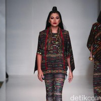 Koleksi Ghea Panggabean yang mengusung tema The Spice & Silk Route from Sumatera to Java di IPMI Trend Show 2017. The Hall Lt.8. Senayan City. Jakarta. [Foto: Mohammad Abduh/Wolipop]