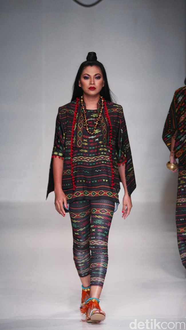 Koleksi Ghea Panggabean yang mengusung tema The Spice & Silk Route from Sumatera to Java di IPMI Trend Show 2017. The Hall Lt.8. Senayan City. Jakarta. [Foto: Mohammad Abduh/Wolipop]