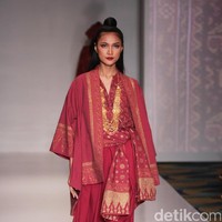 Koleksi Ghea Panggabean yang mengusung tema The Spice & Silk Route from Sumatera to Java di IPMI Trend Show 2017. The Hall Lt.8. Senayan City. Jakarta. [Foto: Mohammad Abduh/Wolipop]