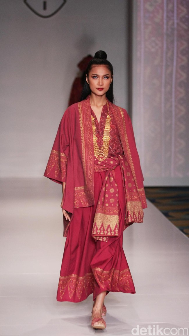 Koleksi Ghea Panggabean yang mengusung tema The Spice & Silk Route from Sumatera to Java di IPMI Trend Show 2017. The Hall Lt.8. Senayan City. Jakarta. [Foto: Mohammad Abduh/Wolipop]