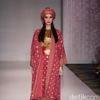 Koleksi Ghea Panggabean yang mengusung tema The Spice & Silk Route from Sumatera to Java di IPMI Trend Show 2017. The Hall Lt.8. Senayan City. Jakarta. [Foto: Mohammad Abduh/Wolipop]