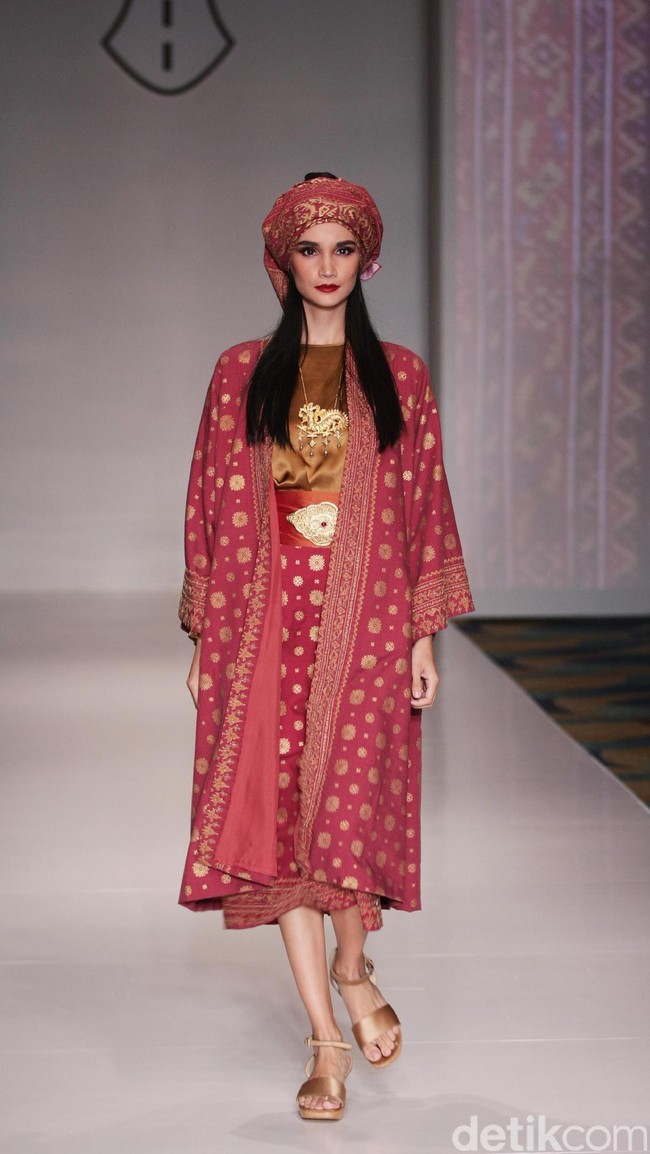 Koleksi Ghea Panggabean yang mengusung tema The Spice & Silk Route from Sumatera to Java di IPMI Trend Show 2017. The Hall Lt.8. Senayan City. Jakarta. [Foto: Mohammad Abduh/Wolipop]