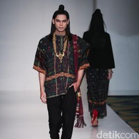 Koleksi Ghea Panggabean yang mengusung tema The Spice & Silk Route from Sumatera to Java di IPMI Trend Show 2017. The Hall Lt.8. Senayan City. Jakarta. [Foto: Mohammad Abduh/Wolipop]