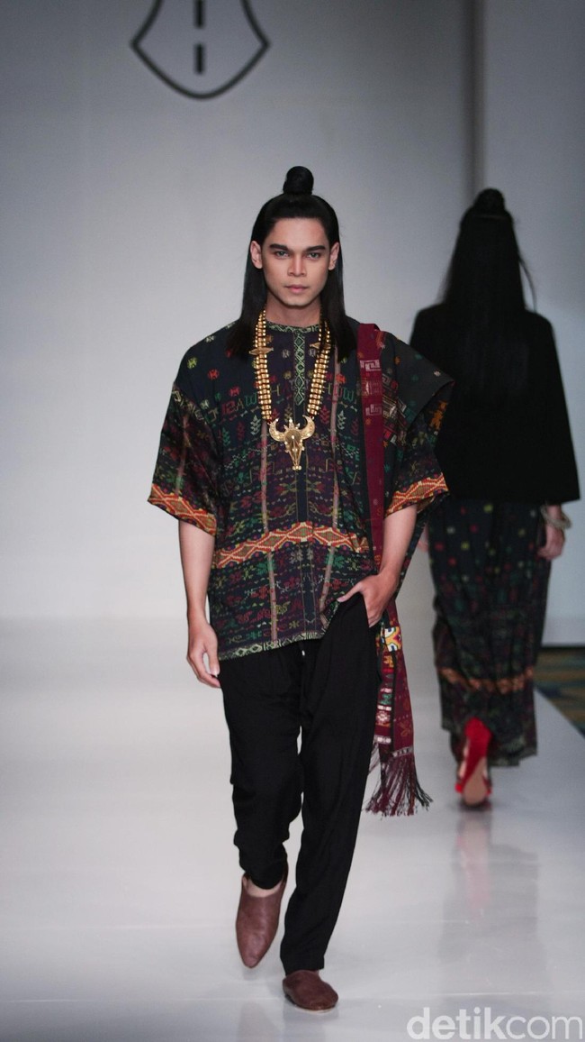 Koleksi Ghea Panggabean yang mengusung tema The Spice & Silk Route from Sumatera to Java di IPMI Trend Show 2017. The Hall Lt.8. Senayan City. Jakarta. [Foto: Mohammad Abduh/Wolipop]