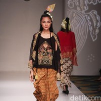 Koleksi Ghea Panggabean yang mengusung tema The Spice & Silk Route from Sumatera to Java di IPMI Trend Show 2017. The Hall Lt.8. Senayan City. Jakarta. [Foto: Mohammad Abduh/Wolipop]