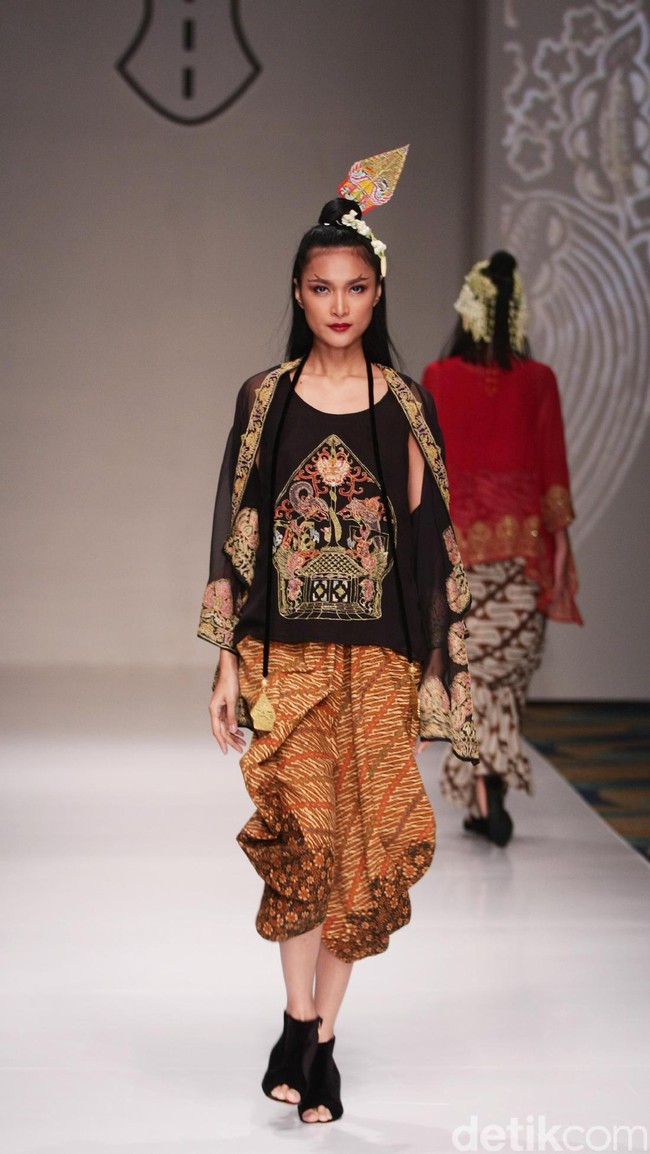 Koleksi Ghea Panggabean yang mengusung tema The Spice & Silk Route from Sumatera to Java di IPMI Trend Show 2017. The Hall Lt.8. Senayan City. Jakarta. [Foto: Mohammad Abduh/Wolipop]