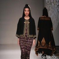 Koleksi Ghea Panggabean yang mengusung tema The Spice & Silk Route from Sumatera to Java di IPMI Trend Show 2017. The Hall Lt.8. Senayan City. Jakarta. [Foto: Mohammad Abduh/Wolipop]