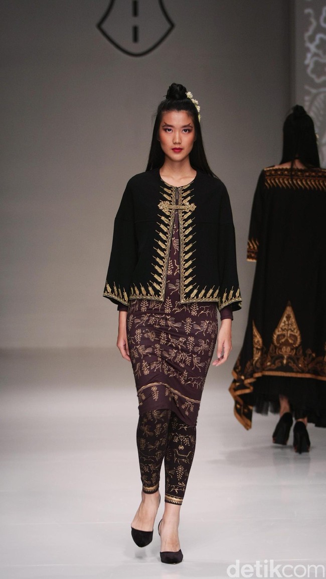 Koleksi Ghea Panggabean yang mengusung tema The Spice & Silk Route from Sumatera to Java di IPMI Trend Show 2017. The Hall Lt.8. Senayan City. Jakarta. [Foto: Mohammad Abduh/Wolipop]