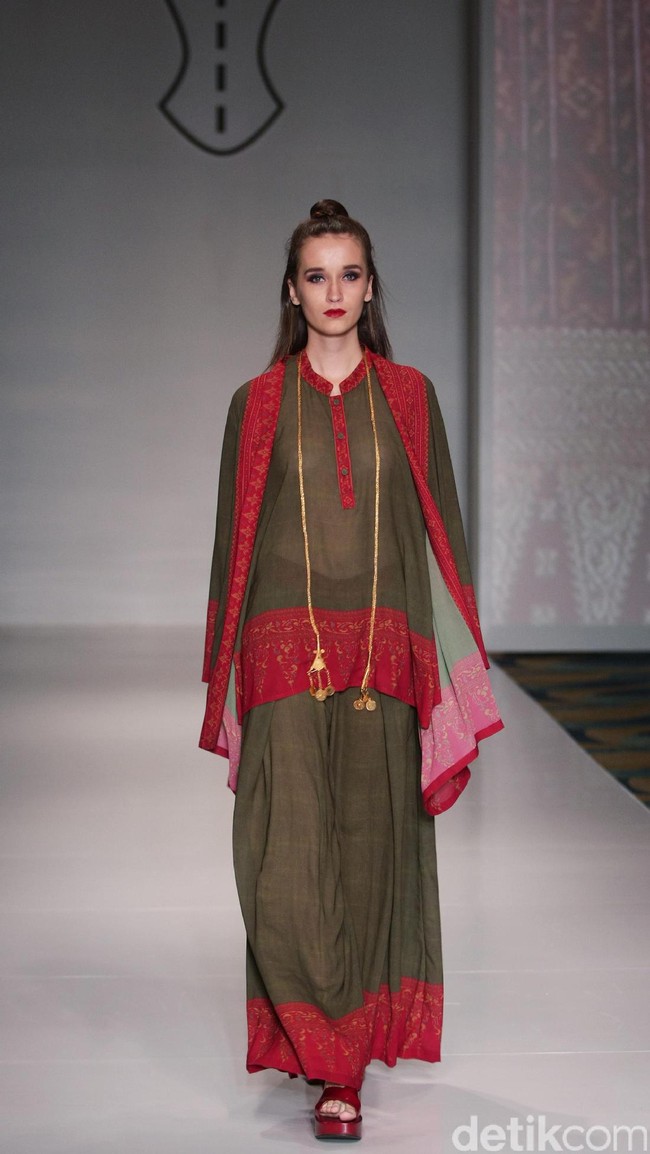 Koleksi Ghea Panggabean yang mengusung tema The Spice & Silk Route from Sumatera to Java di IPMI Trend Show 2017. The Hall Lt.8. Senayan City. Jakarta. [Foto: Mohammad Abduh/Wolipop]