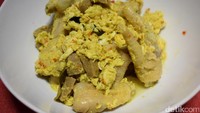 Cakar taichan yang terdiri dari ceker, bakso dan telur enak jadi camilan bagi Anda pecinta sajian ceker.