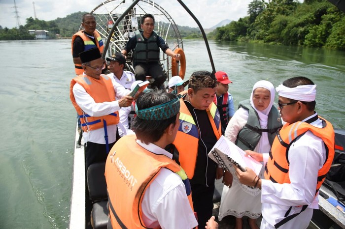 Bupati Dedi Lantik Kades di Aliran Sungai Citarum