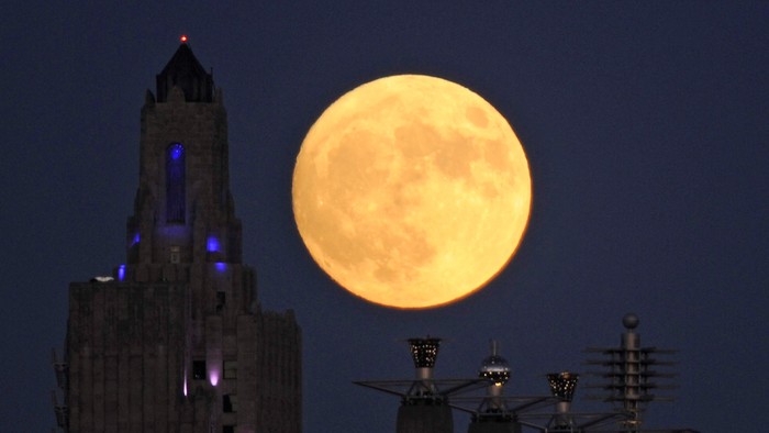 Fenomena supermoon dapat disaksikan masyarakat Indonesia pada Senin (14/11) malam nanti. Sebelumnya, yuk intip keindahannya di berbagai belahan dunia.