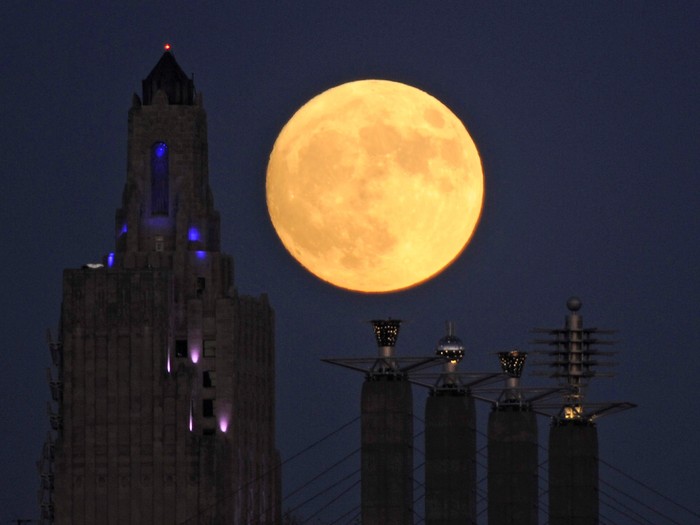 Fenomena supermoon dapat disaksikan masyarakat Indonesia pada Senin (14/11) malam nanti. Sebelumnya, yuk intip keindahannya di berbagai belahan dunia.