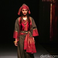 Koleksi Ghea Panggabean yang mengusung tema The Spice & Silk Route from Sumatera to Java di IPMI Trend Show 2017. The Hall Lt.8. Senayan City. Jakarta. [Foto: Mohammad Abduh/Wolipop]