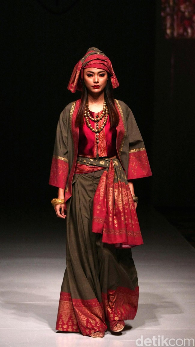 Koleksi Ghea Panggabean yang mengusung tema The Spice & Silk Route from Sumatera to Java di IPMI Trend Show 2017. The Hall Lt.8. Senayan City. Jakarta. [Foto: Mohammad Abduh/Wolipop]