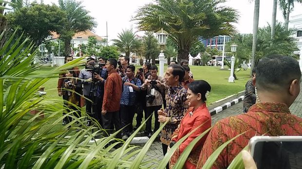 Presiden Jokowi dan Ibu Negara Iriana Widodo bersiap menyambut kedatangan PM Singapura.