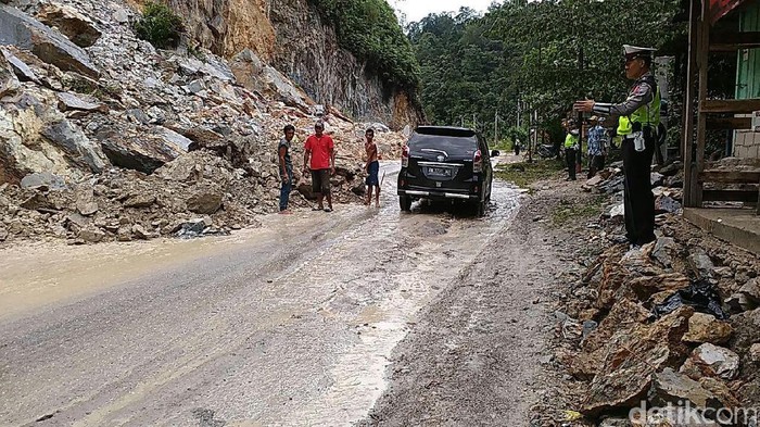 Hujan Lebat, Jalan Lintas Riau-Sumbar di Kampar Tertimbun Longsor