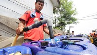 Pedagang air antri saat mengisi ais gerobaknya, Senin (14/11/2016) di Muara Angke, Penjaringan, Jakarta Utara.