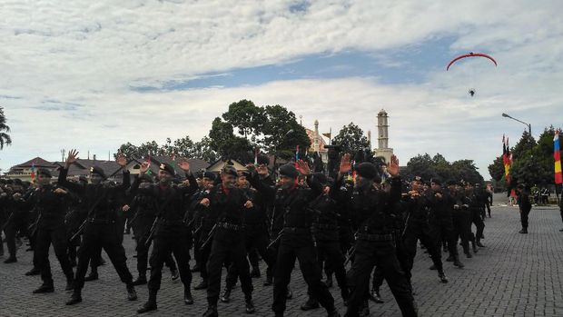 Anggota Brimob semangat menari.