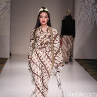 Koleksi Ghea Panggabean yang mengusung tema The Spice & Silk Route from Sumatera to Java di IPMI Trend Show 2017. The Hall Lt.8. Senayan City. Jakarta. [Foto: Mohammad Abduh/Wolipop]