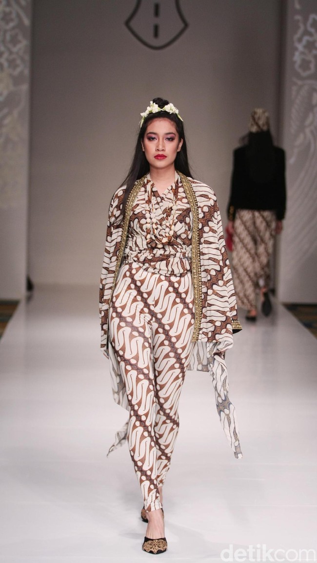 Koleksi Ghea Panggabean yang mengusung tema The Spice & Silk Route from Sumatera to Java di IPMI Trend Show 2017. The Hall Lt.8. Senayan City. Jakarta. [Foto: Mohammad Abduh/Wolipop]