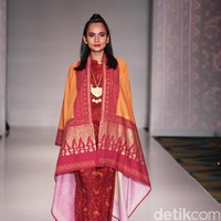 Koleksi Ghea Panggabean yang mengusung tema The Spice & Silk Route from Sumatera to Java di IPMI Trend Show 2017. The Hall Lt.8. Senayan City. Jakarta. [Foto: Mohammad Abduh/Wolipop]