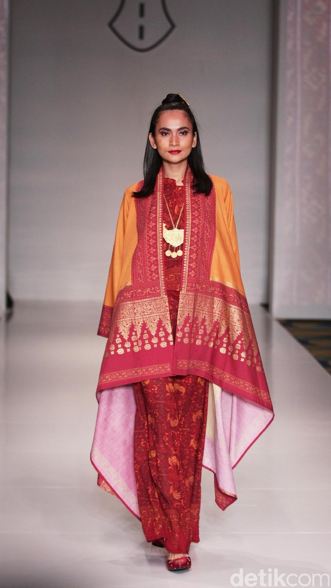 Koleksi Ghea Panggabean yang mengusung tema The Spice & Silk Route from Sumatera to Java di IPMI Trend Show 2017. The Hall Lt.8. Senayan City. Jakarta. [Foto: Mohammad Abduh/Wolipop]