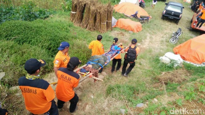 3 Perempuan Pendaki Gunung Sumbing Dievakuasi karena Sakit 3 Perempuan Pendaki Gunung Sumbing Dievakuasi karena Sakit