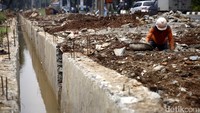 Hampir sebagian besar jalanan di Jakarta saat musim hujan tergenang akibat dranase yang buruk.