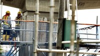 Pekerja tengah mengerjakan proyek LRT Rute Cawang-Bekasi.
