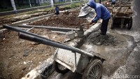 Pekerja menyelesaikan proyek perbaikan drainase di kawasan Senayan, Jakarta Pusat, Senin (14/11/2016).