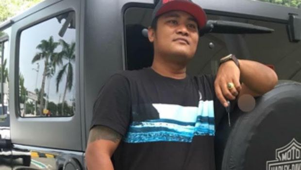 Tersangka Omo berpose dengan mobil Rubicon.
