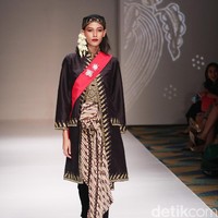 Koleksi Ghea Panggabean yang mengusung tema The Spice & Silk Route from Sumatera to Java di IPMI Trend Show 2017. The Hall Lt.8. Senayan City. Jakarta. [Foto: Mohammad Abduh/Wolipop]