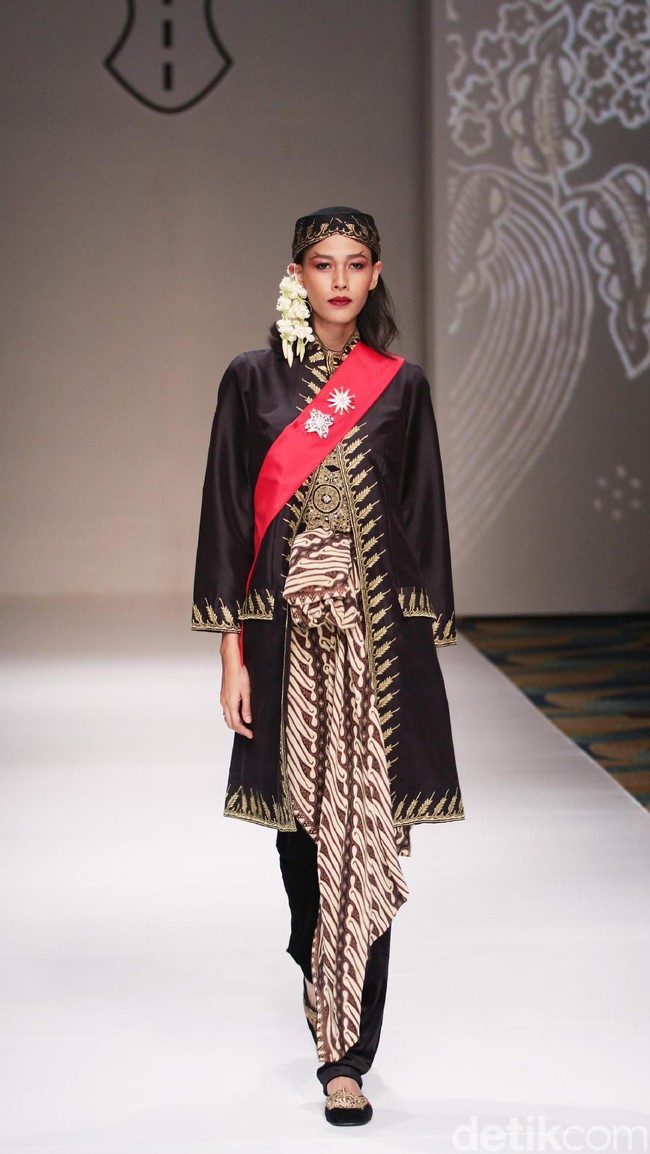 Koleksi Ghea Panggabean yang mengusung tema The Spice & Silk Route from Sumatera to Java di IPMI Trend Show 2017. The Hall Lt.8. Senayan City. Jakarta. [Foto: Mohammad Abduh/Wolipop]