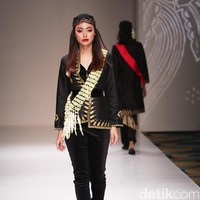 Koleksi Ghea Panggabean yang mengusung tema The Spice & Silk Route from Sumatera to Java di IPMI Trend Show 2017. The Hall Lt.8. Senayan City. Jakarta. [Foto: Mohammad Abduh/Wolipop]