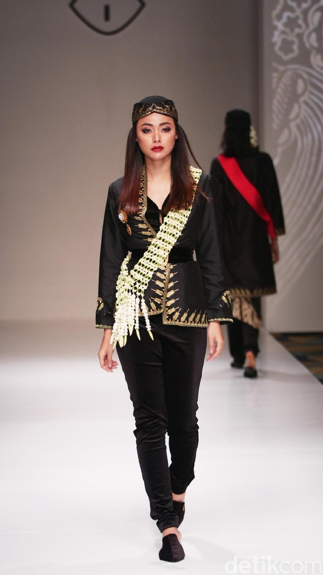 Koleksi Ghea Panggabean yang mengusung tema The Spice & Silk Route from Sumatera to Java di IPMI Trend Show 2017. The Hall Lt.8. Senayan City. Jakarta. [Foto: Mohammad Abduh/Wolipop]