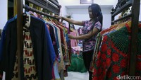 Kain Tapis merupakan salah satu jenis kerajinan tradisional masyarakat Lampung dalam menyelaraskan kehidupannya baik terhadap lingkungannya maupun Sang Pencipta Alam Semesta.