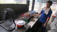 Foto: Warung Muaro buka selama 24 jam. Ikan bakar dan sup kepiting adalah menu favorit wisatawan (Fitraya/detikTravel)