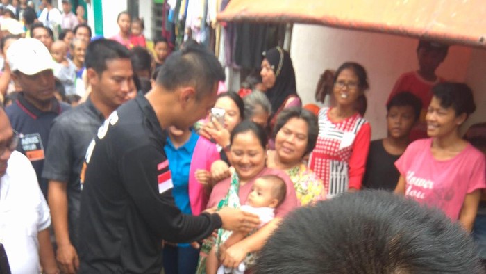 Saat Agus Yudhoyono  Menyapa Almira di Pademangan Timur