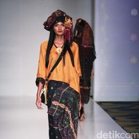 Koleksi Ghea Panggabean yang mengusung tema The Spice & Silk Route from Sumatera to Java di IPMI Trend Show 2017. The Hall Lt.8. Senayan City. Jakarta. [Foto: Mohammad Abduh/Wolipop]