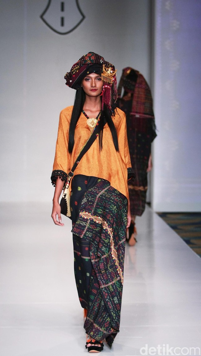 Koleksi Ghea Panggabean yang mengusung tema The Spice & Silk Route from Sumatera to Java di IPMI Trend Show 2017. The Hall Lt.8. Senayan City. Jakarta. [Foto: Mohammad Abduh/Wolipop]