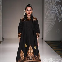Koleksi Ghea Panggabean yang mengusung tema The Spice & Silk Route from Sumatera to Java di IPMI Trend Show 2017. The Hall Lt.8. Senayan City. Jakarta. [Foto: Mohammad Abduh/Wolipop]