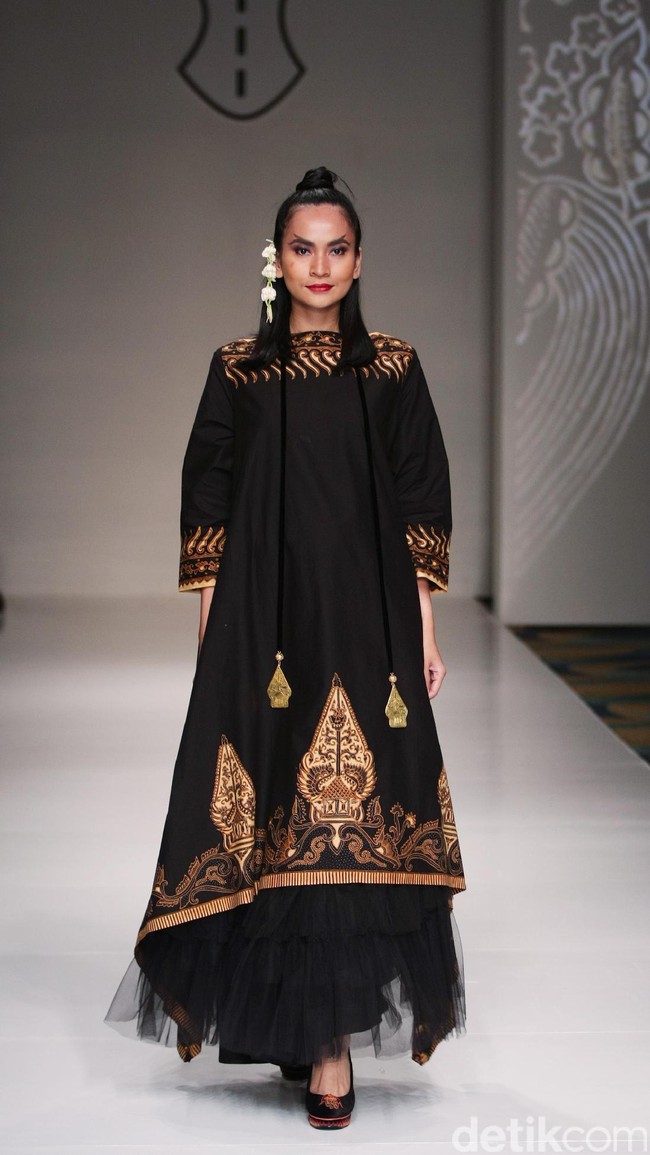 Koleksi Ghea Panggabean yang mengusung tema The Spice & Silk Route from Sumatera to Java di IPMI Trend Show 2017. The Hall Lt.8. Senayan City. Jakarta. [Foto: Mohammad Abduh/Wolipop]