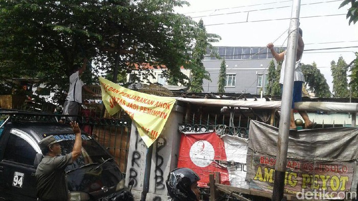 Satpol PP DKI Juga Copot Spanduk Penjarakan Ahok di Tambora