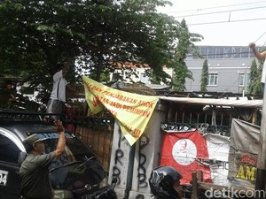 Satpol PP DKI Juga Copot Spanduk Penjarakan Ahok di Tambora