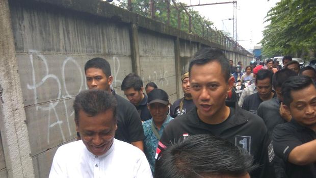 Saat Agus Yudhoyono  Menyapa Almira di Pademangan Timur